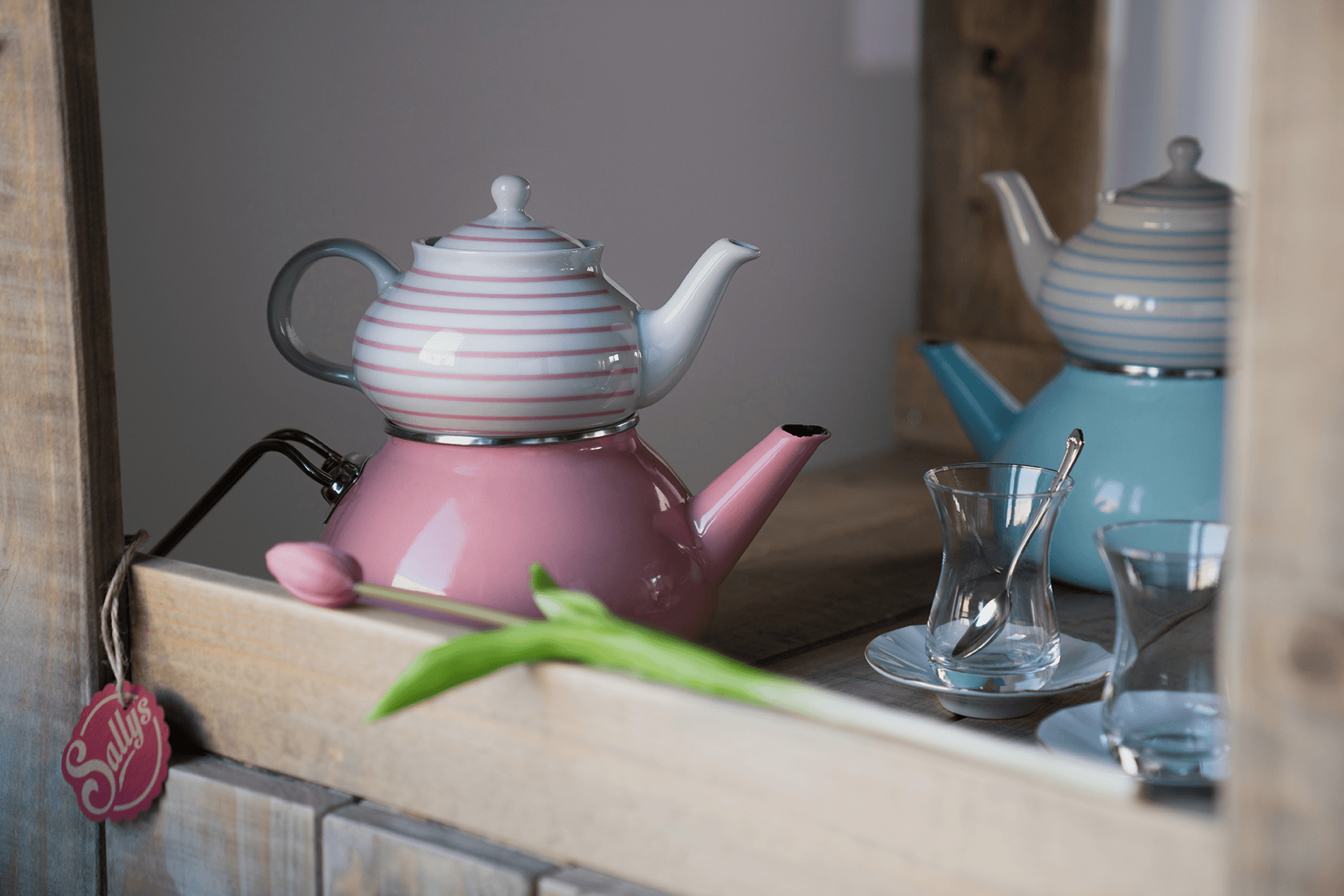 Teekannen stehen in einem Regal