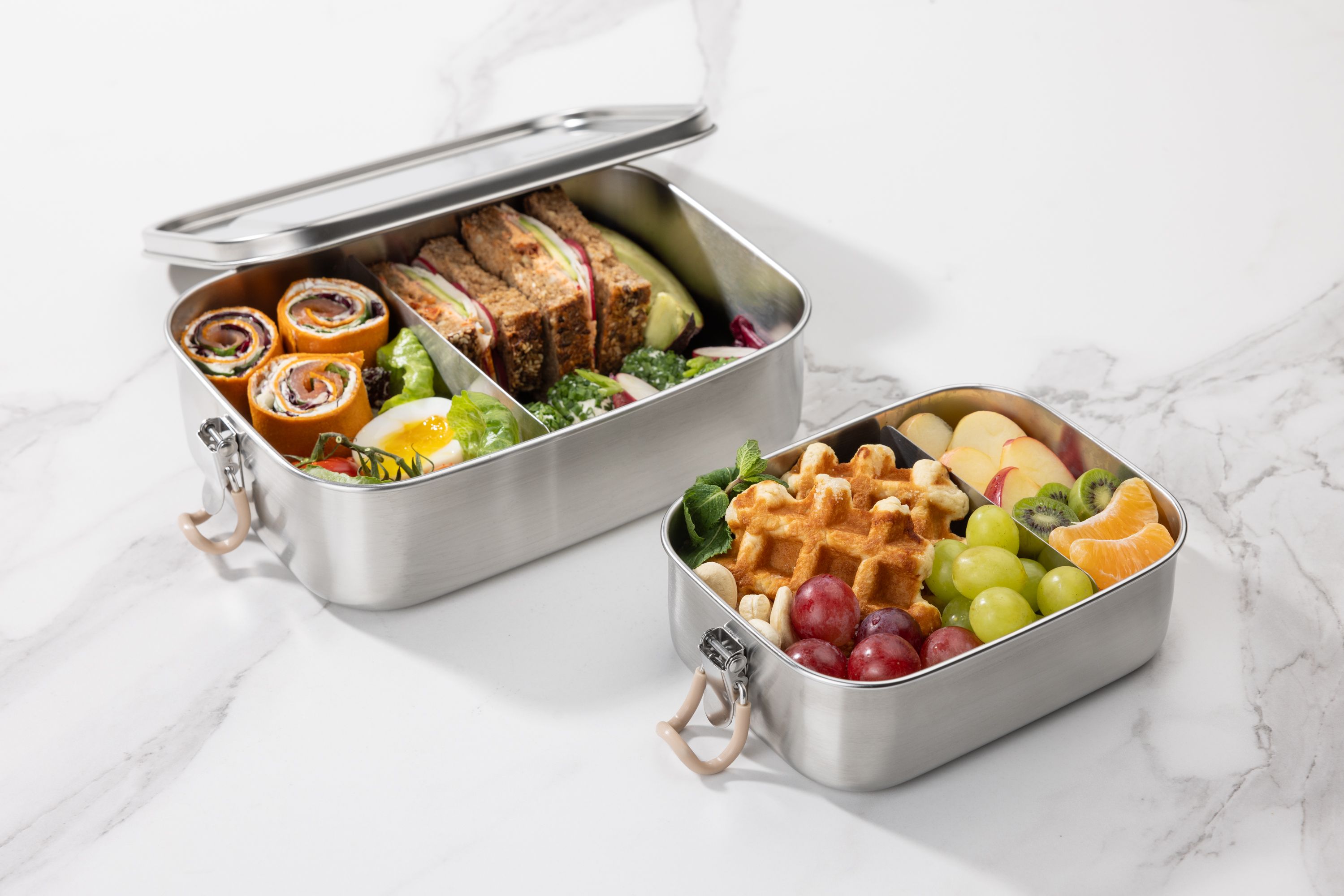 edelstahl lunchboxen gefüllt mit snacks