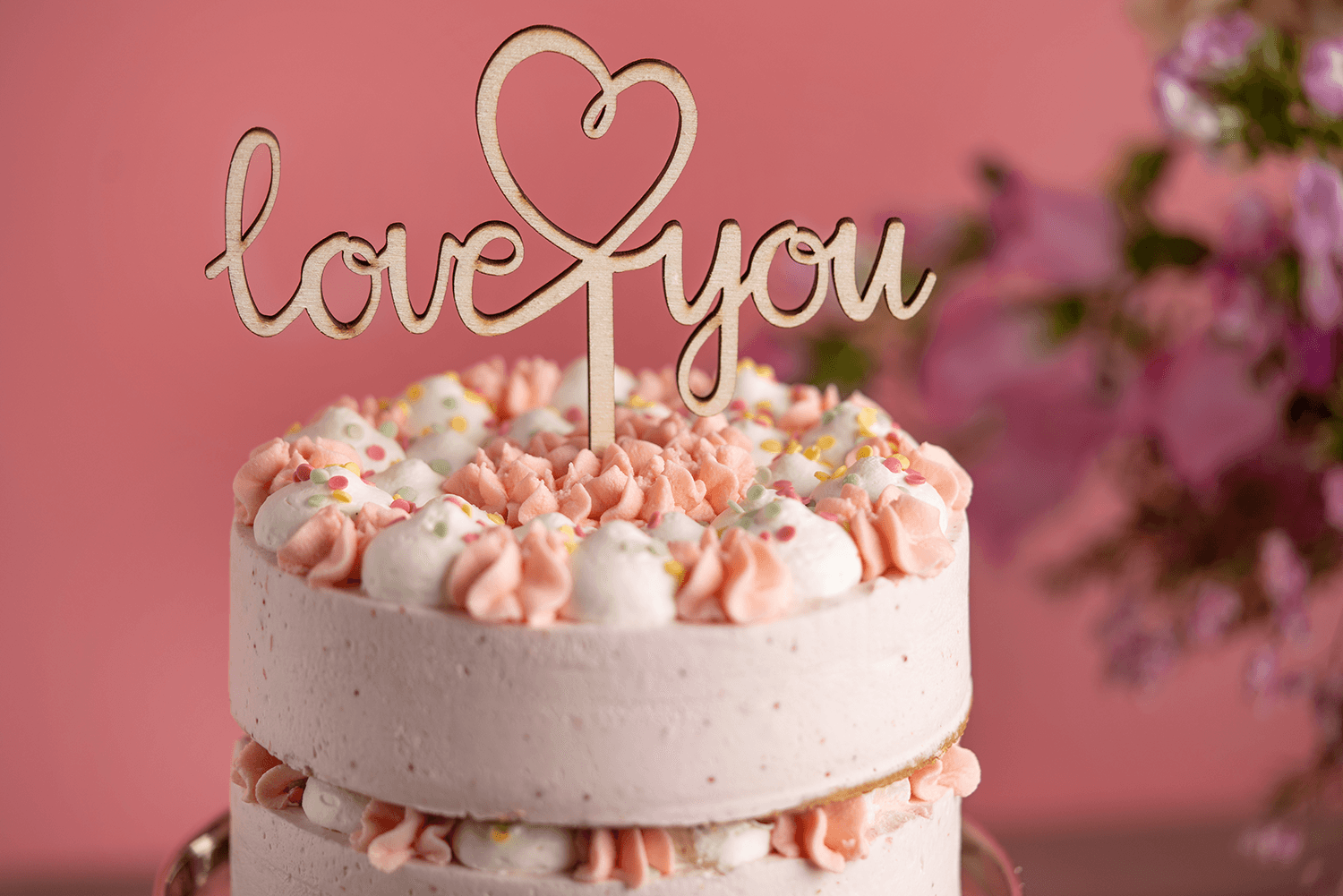 Ein Caketopper mit der Aufschrift Love You steckt in einem Kuchen