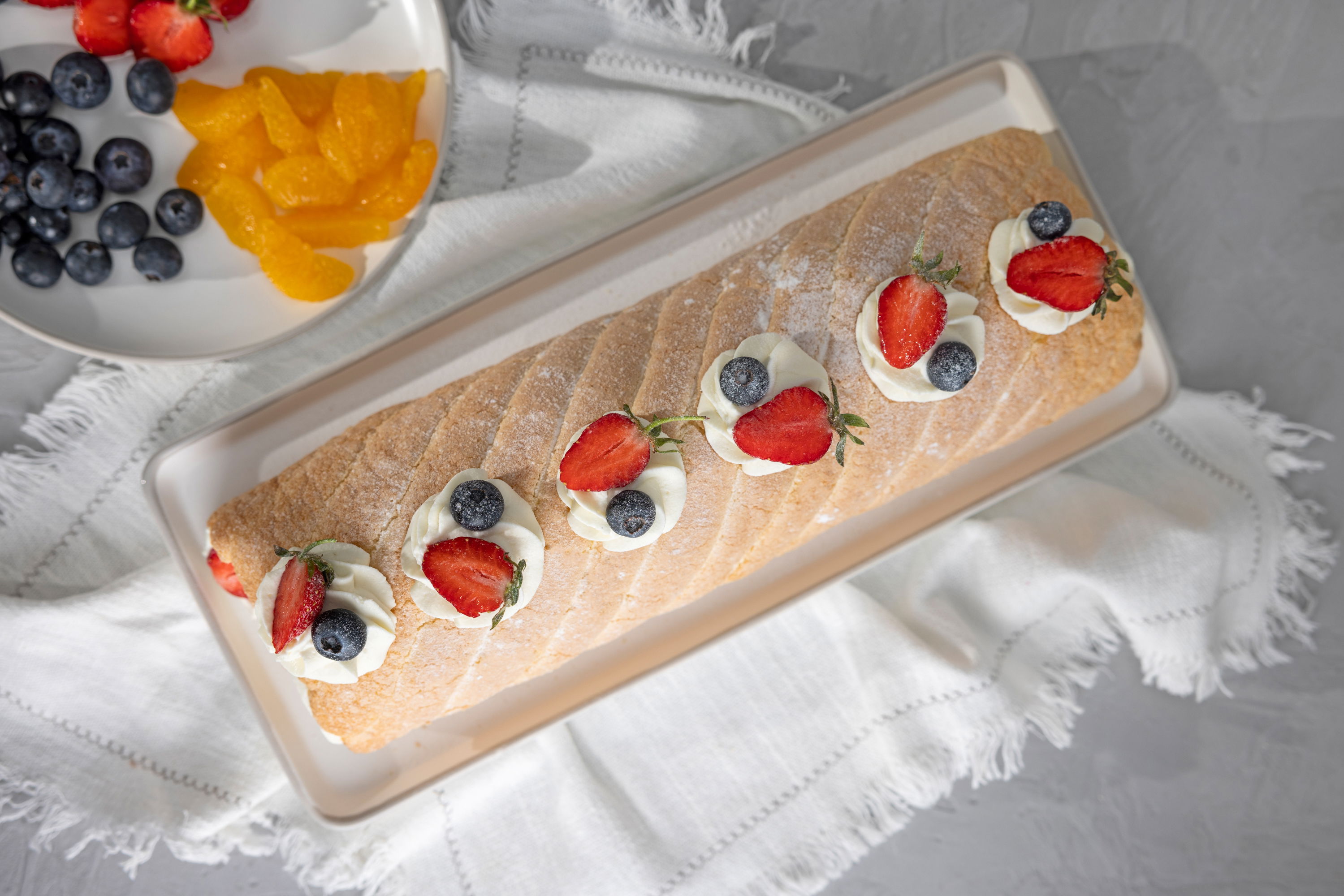 Frucht-Biskuitrolle mit Quarkcreme / Biskuit-Sommerrolle