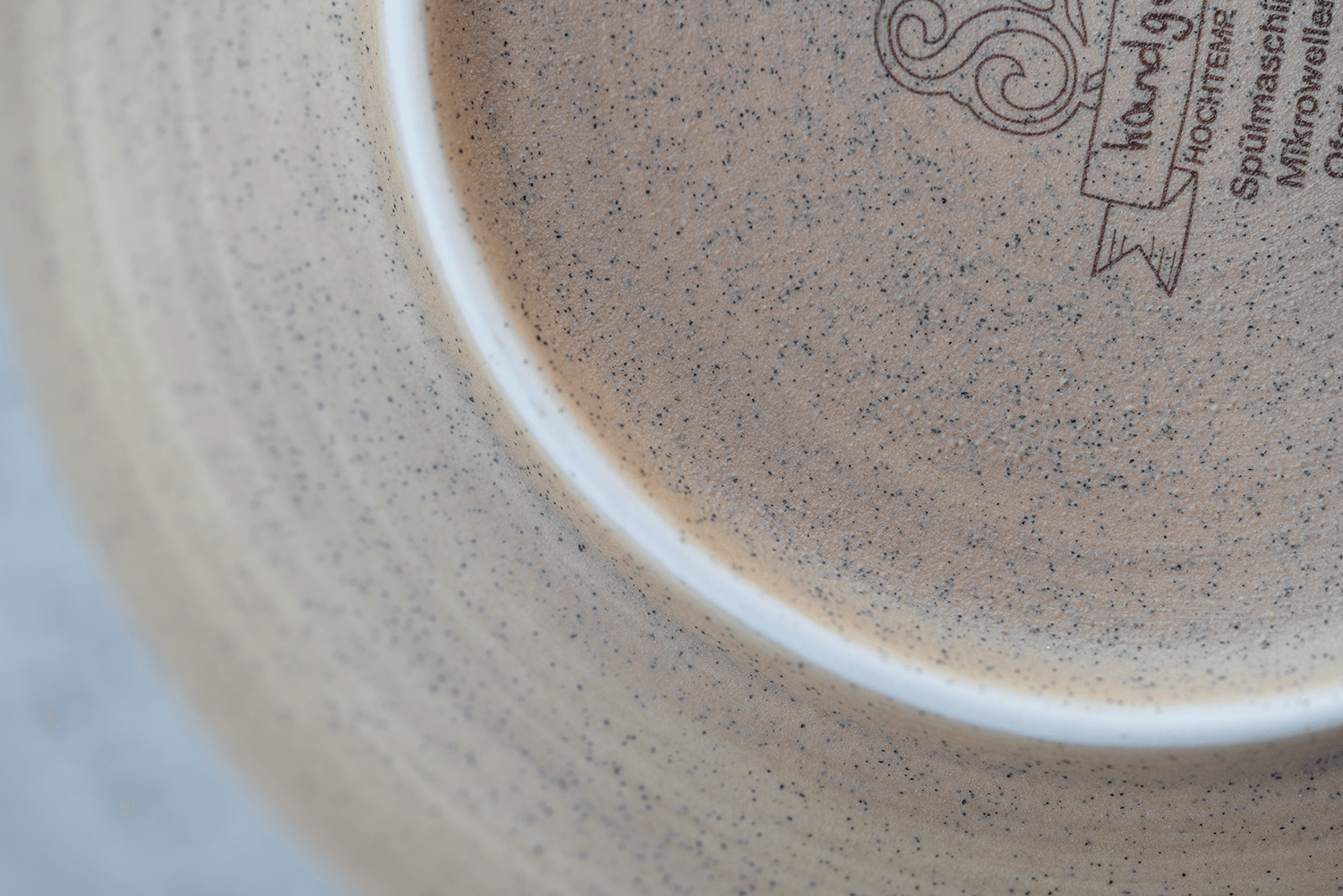 Beiges Keramik-Geschirr steht auf einem Tisch
