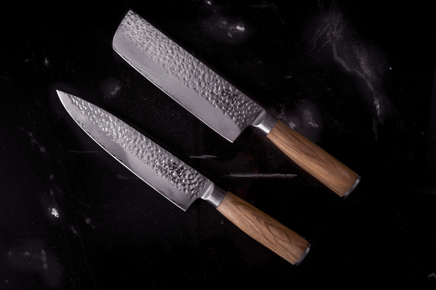 Das Masuta-Messer liegt neben einem anderen Messer auf einem Tisch