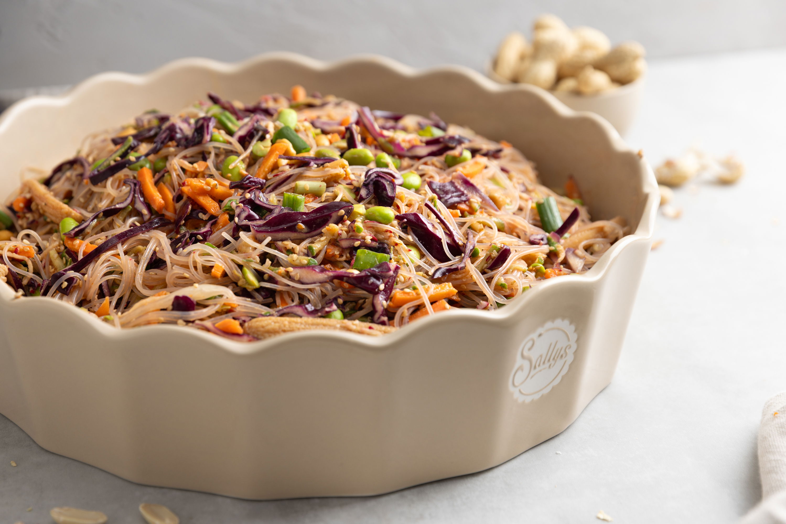 Glasnudel-Salat mit Erdnuss-Dressing