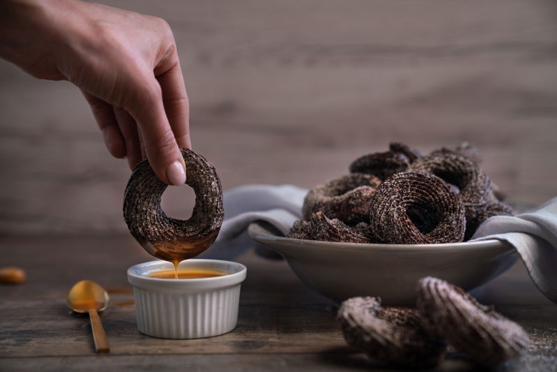 Schokoladenchurros Ringe mit Karamellsauce