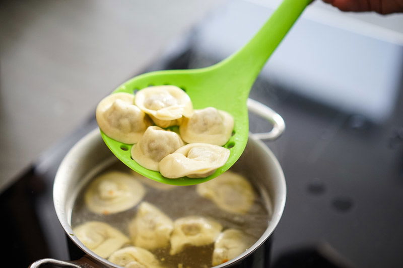 Pelmeni – russische, gefüllte Teigtaschen / пельмени