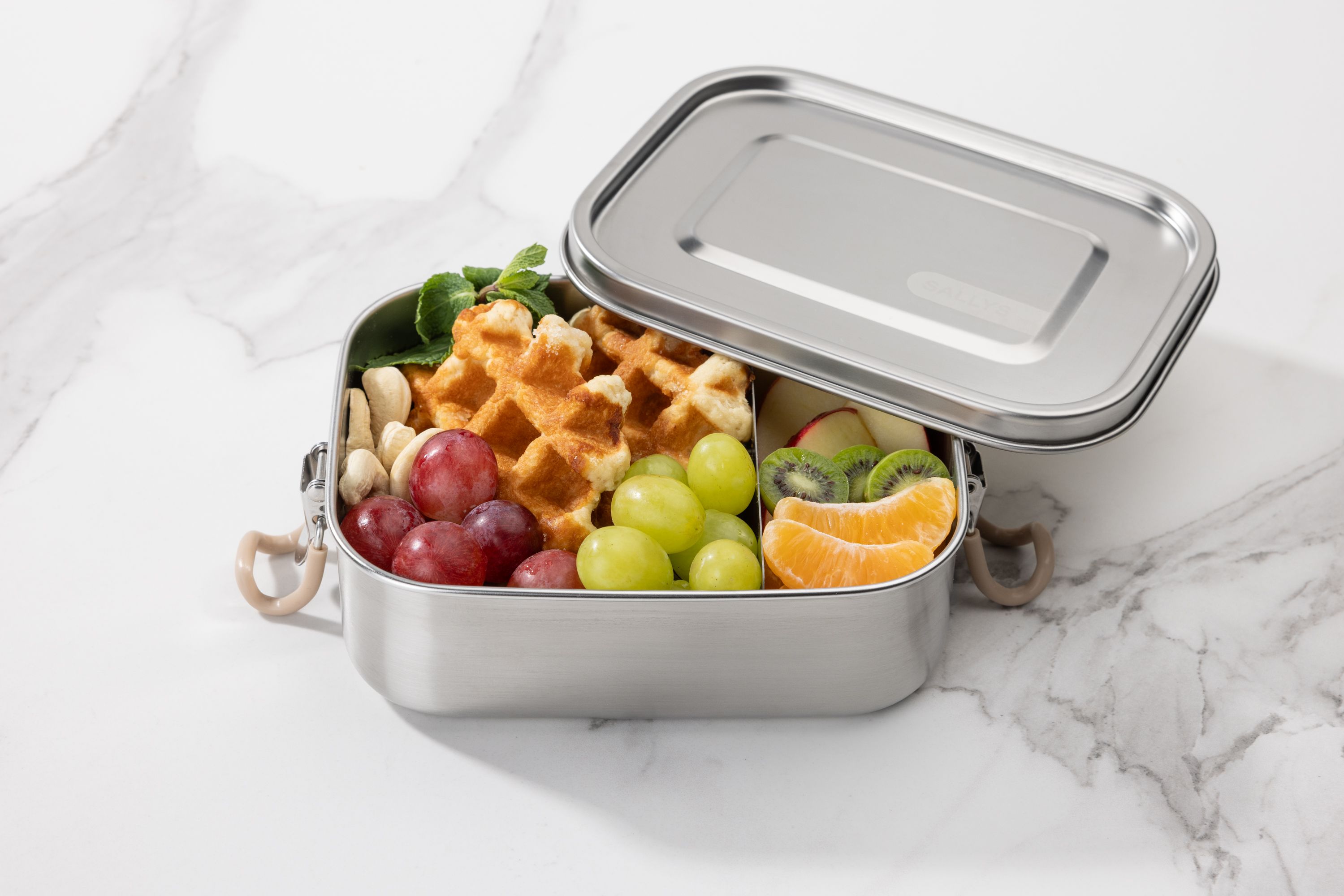 edelstahl lunchbox klein gefüllt mit obst und waffeln