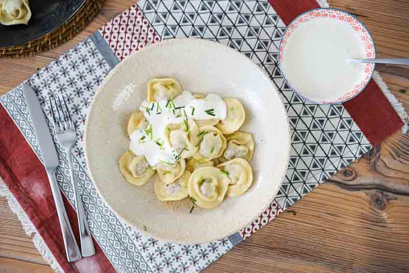 Pelmeni – russische, gefüllte Teigtaschen / пельмени