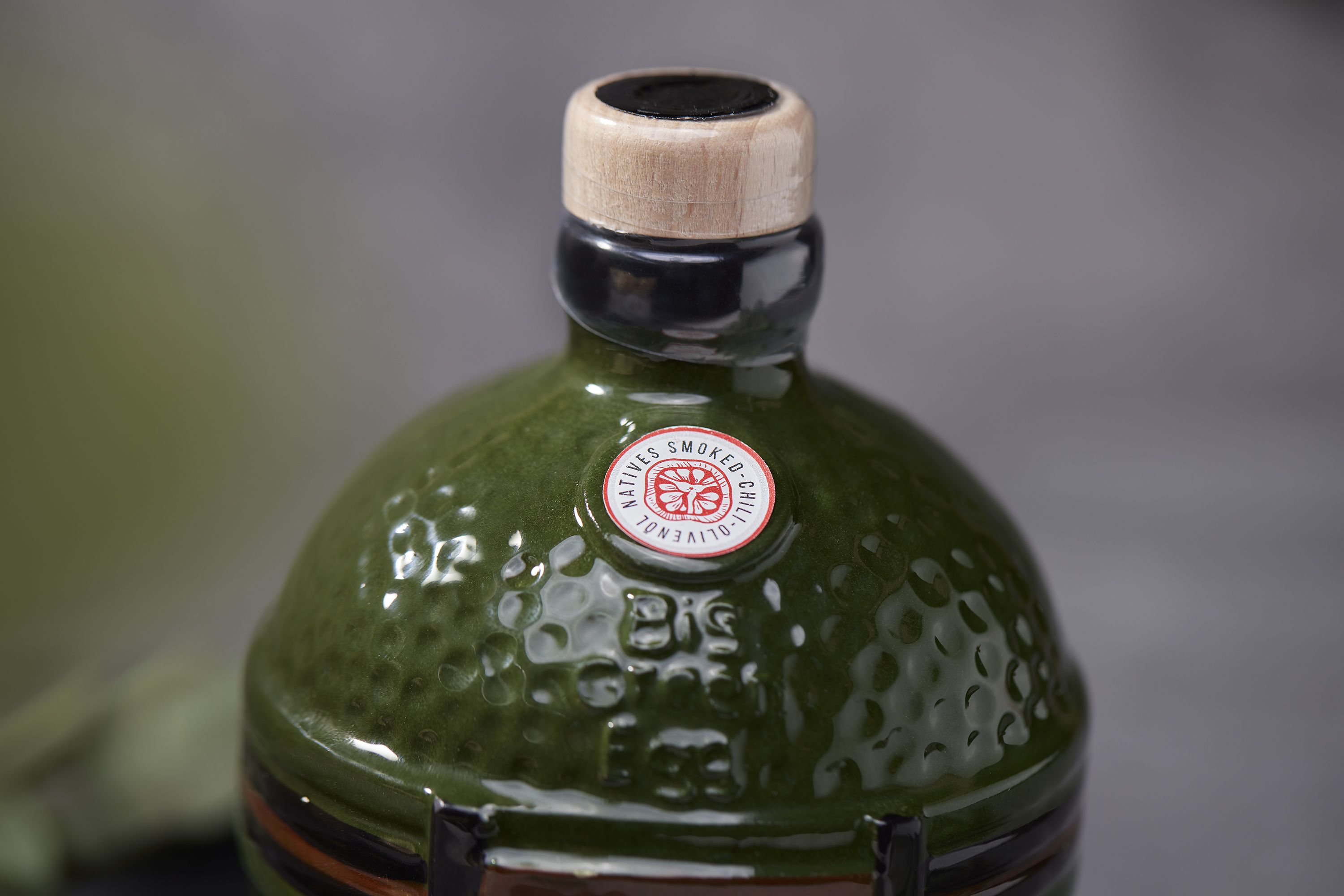 Nahaufnahme der Olivenölflasche in Big Green Egg Stil