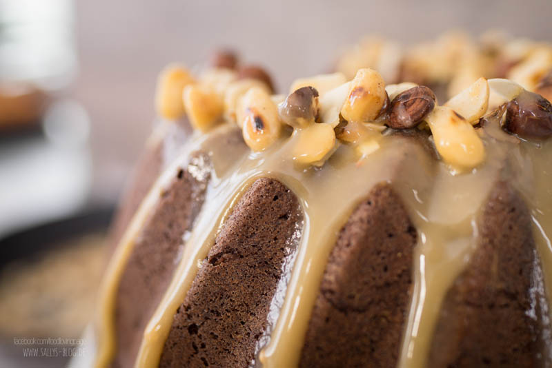 Schokoladenkuchen mit Karamellsoße und Nuss-Topping