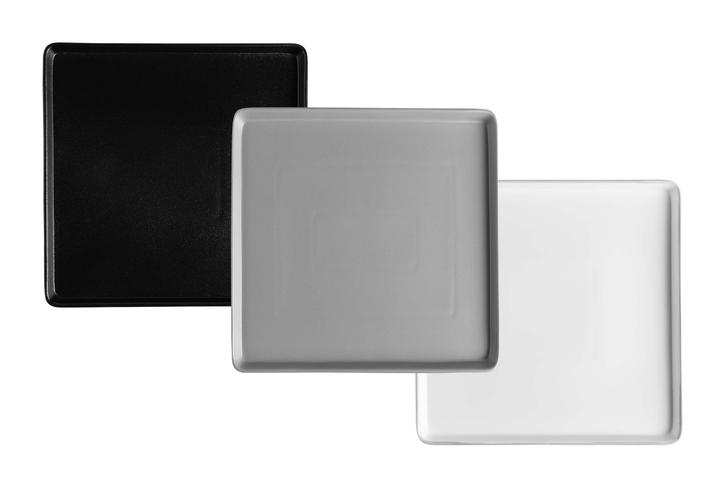 Drei quadratische Servierplatten in schwarz, weiß und grau
