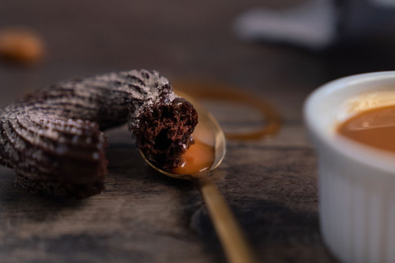 Schokoladenchurros Ringe mit Karamellsauce
