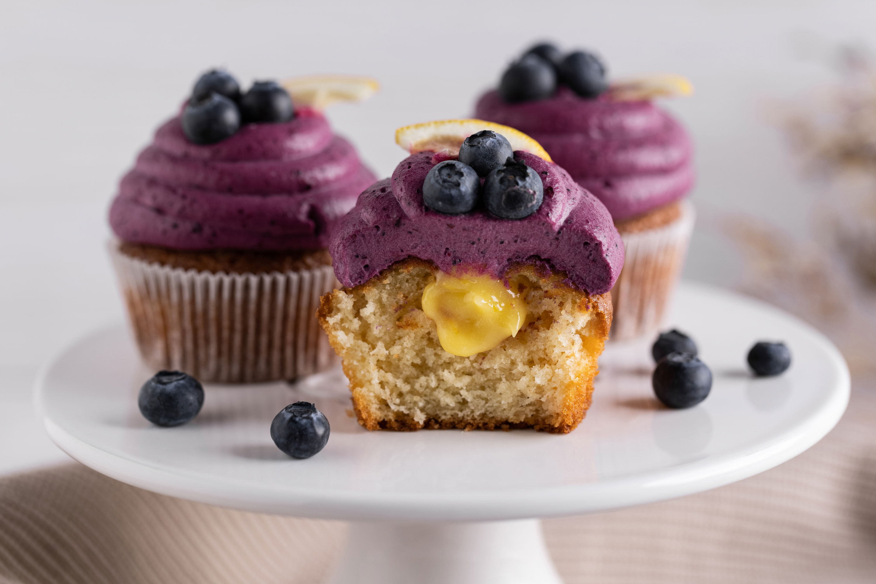 Blaubeer-Cupcakes mit Lemoncurd Füllung