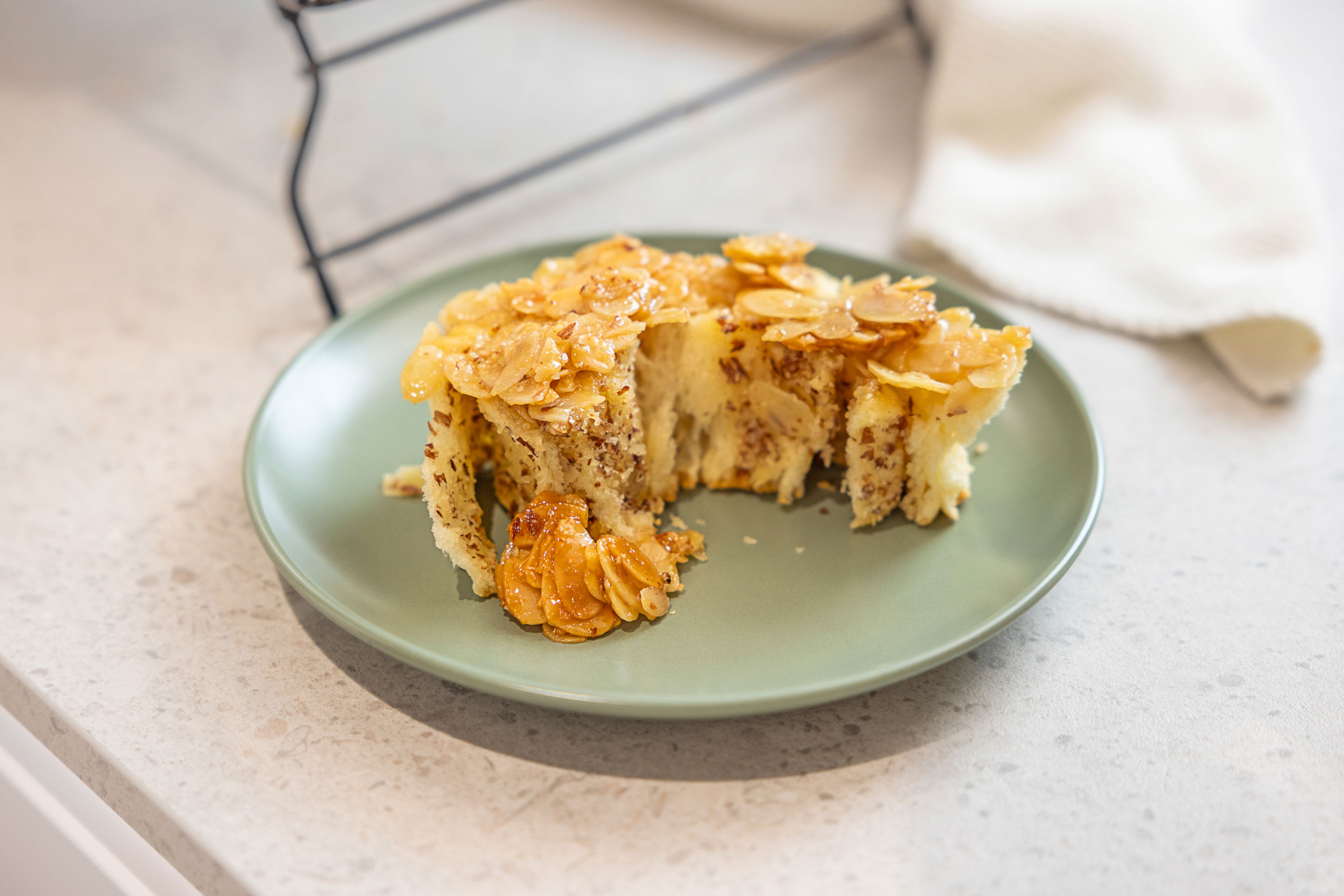 Bienenstich Schnecken / Hefeschnecken mit Mandelkruste