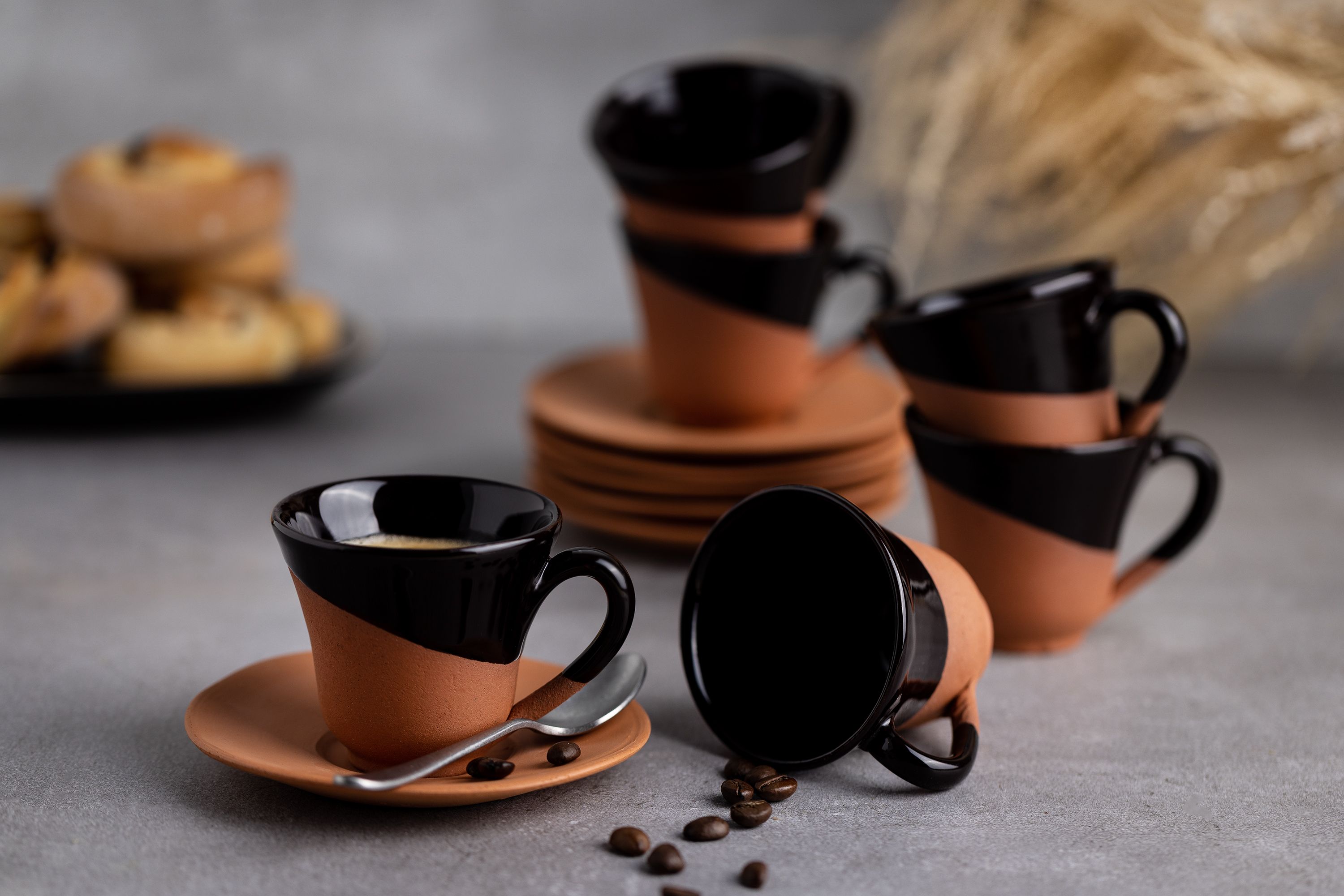Mehrere Terracotta-Espressotassen stehen auf einem Tisch