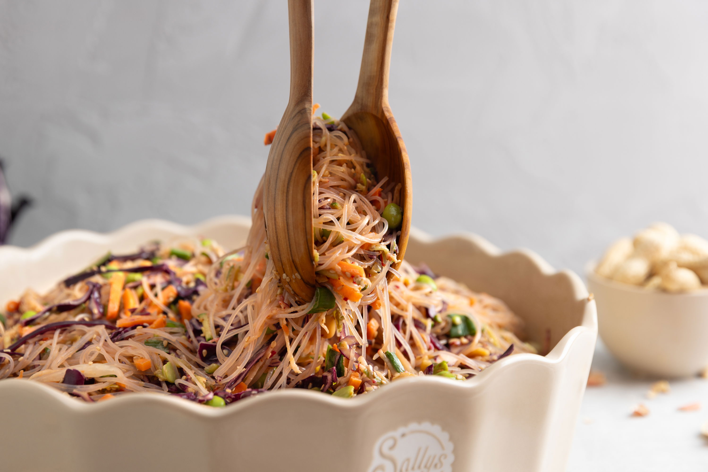 Glasnudel-Salat mit Erdnuss-Dressing