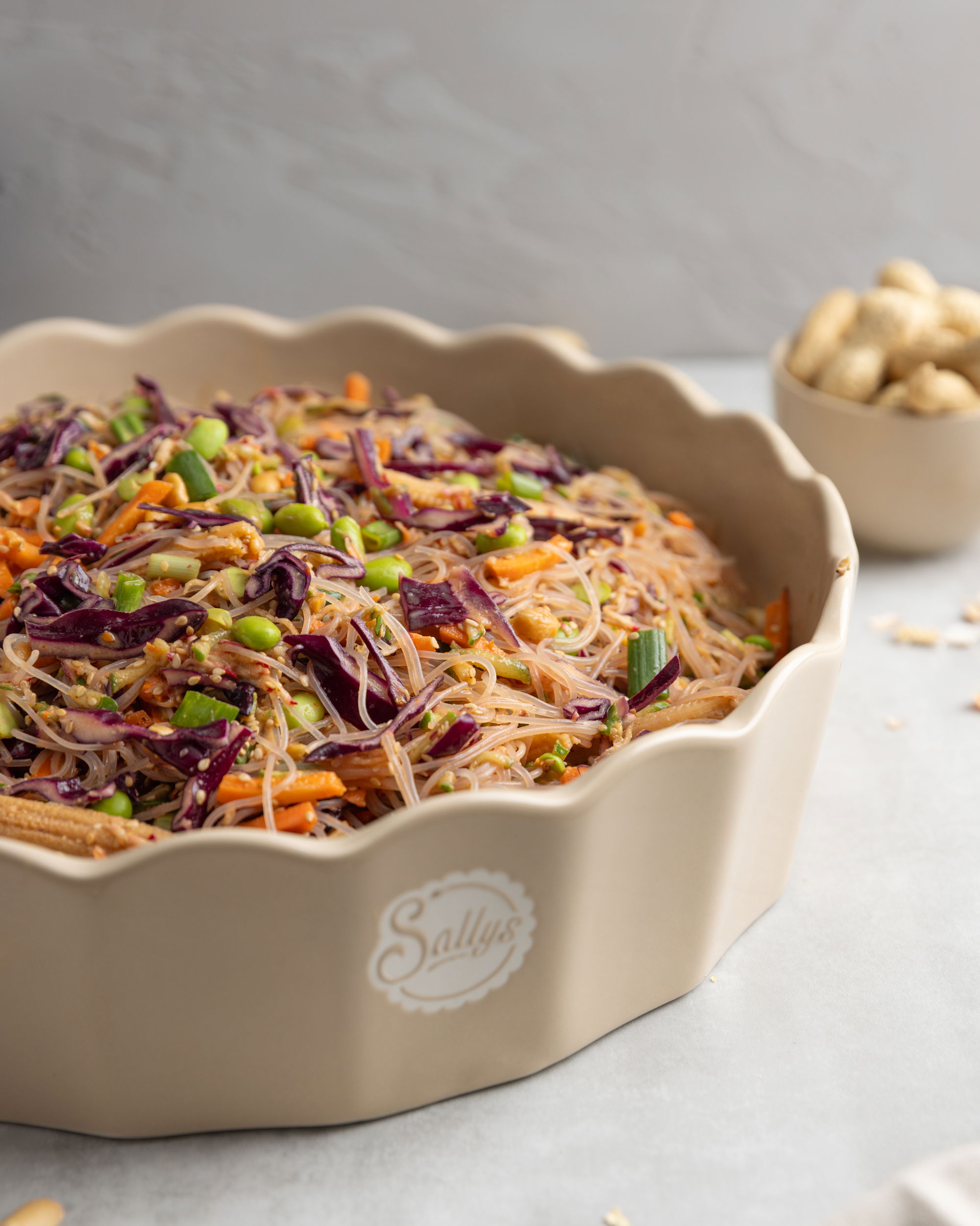 Glasnudel-Salat mit Erdnuss-Dressing