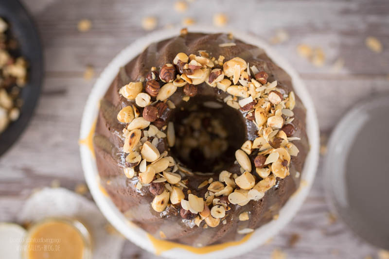 Schokoladenkuchen mit Karamellsoße und Nuss-Topping