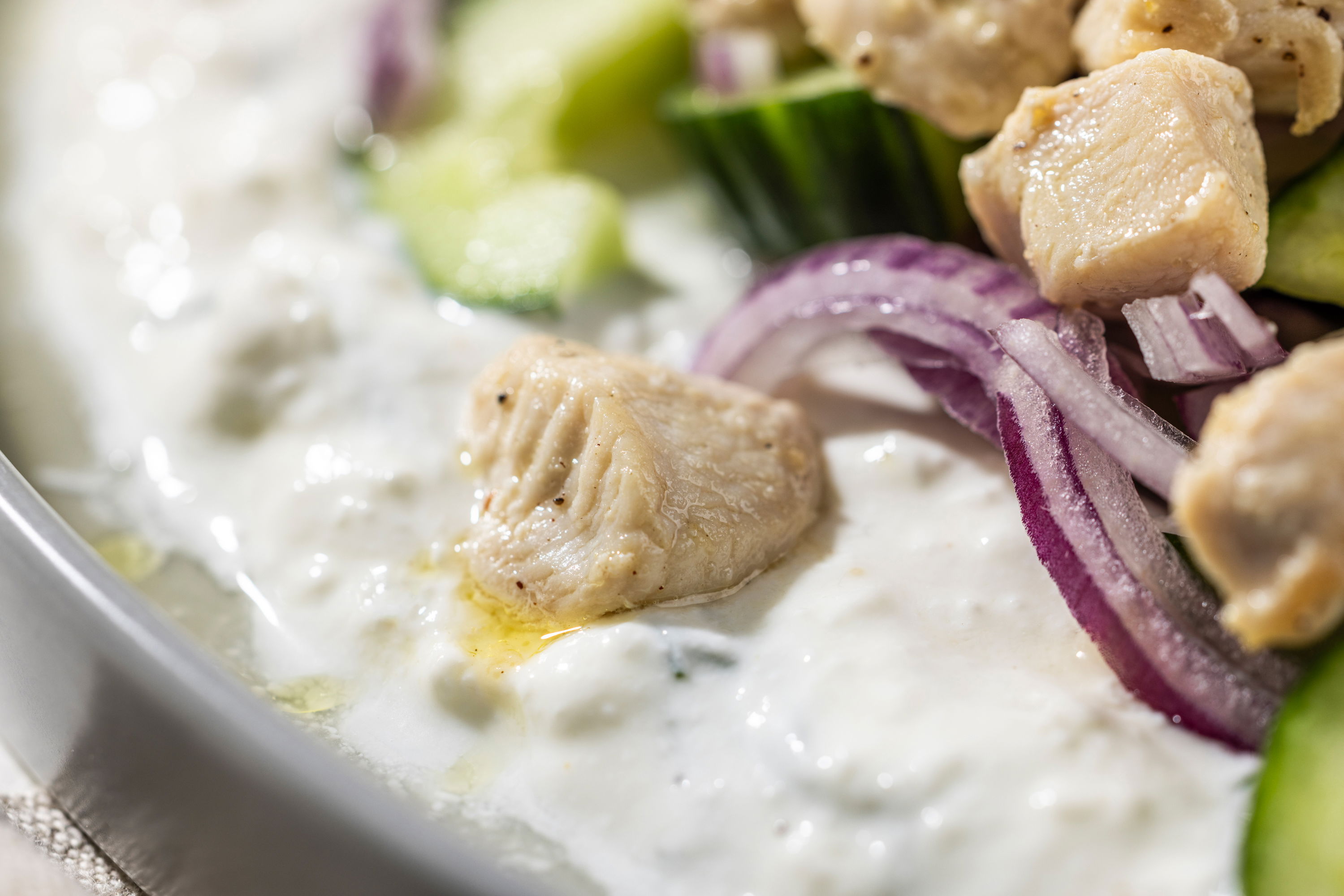 Tzatziki-Gurkensalat mit Hähnchen / High-Protein Salat