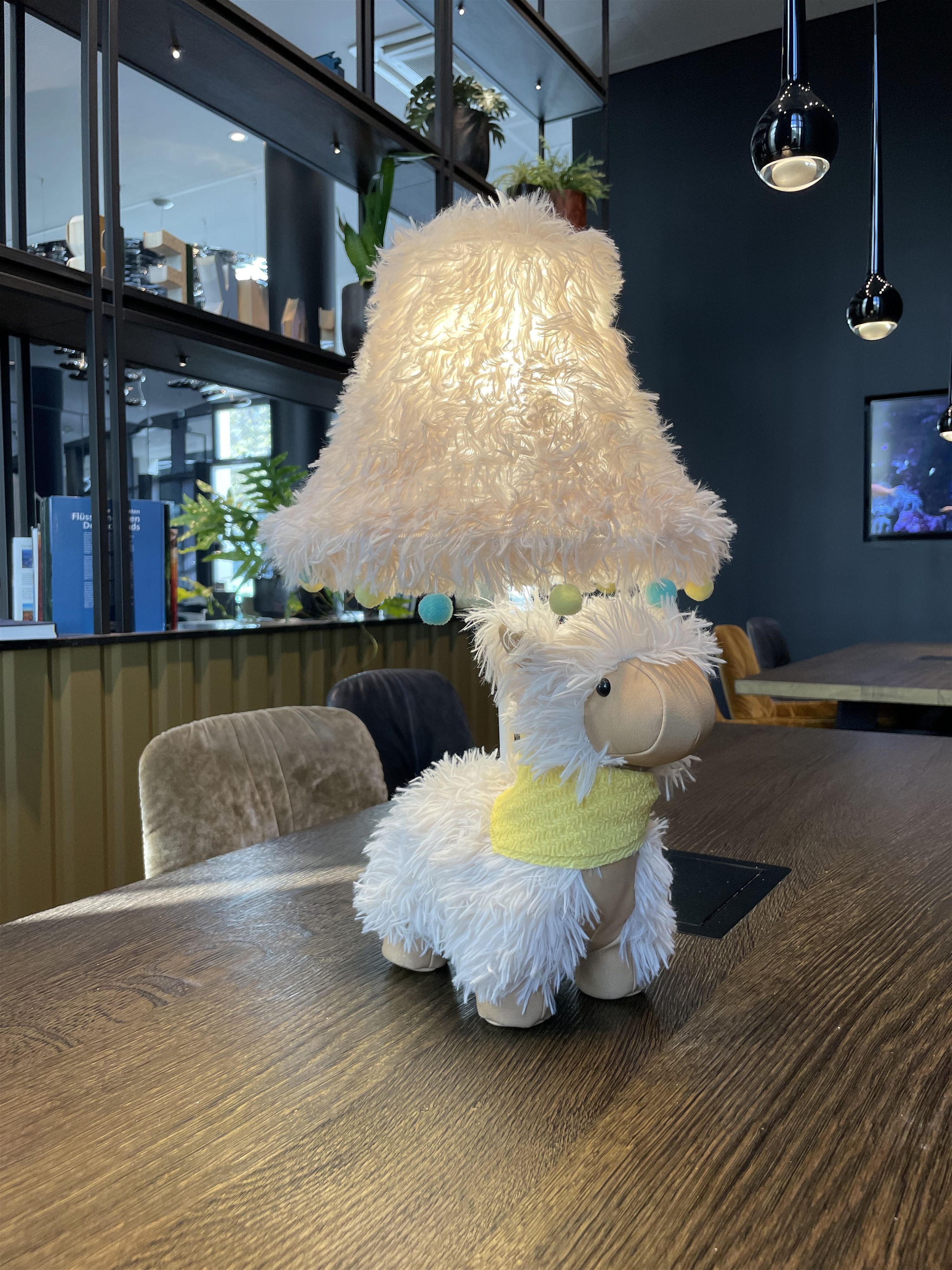  Eine Alpaka Stofftierlampe auf einem Tisch