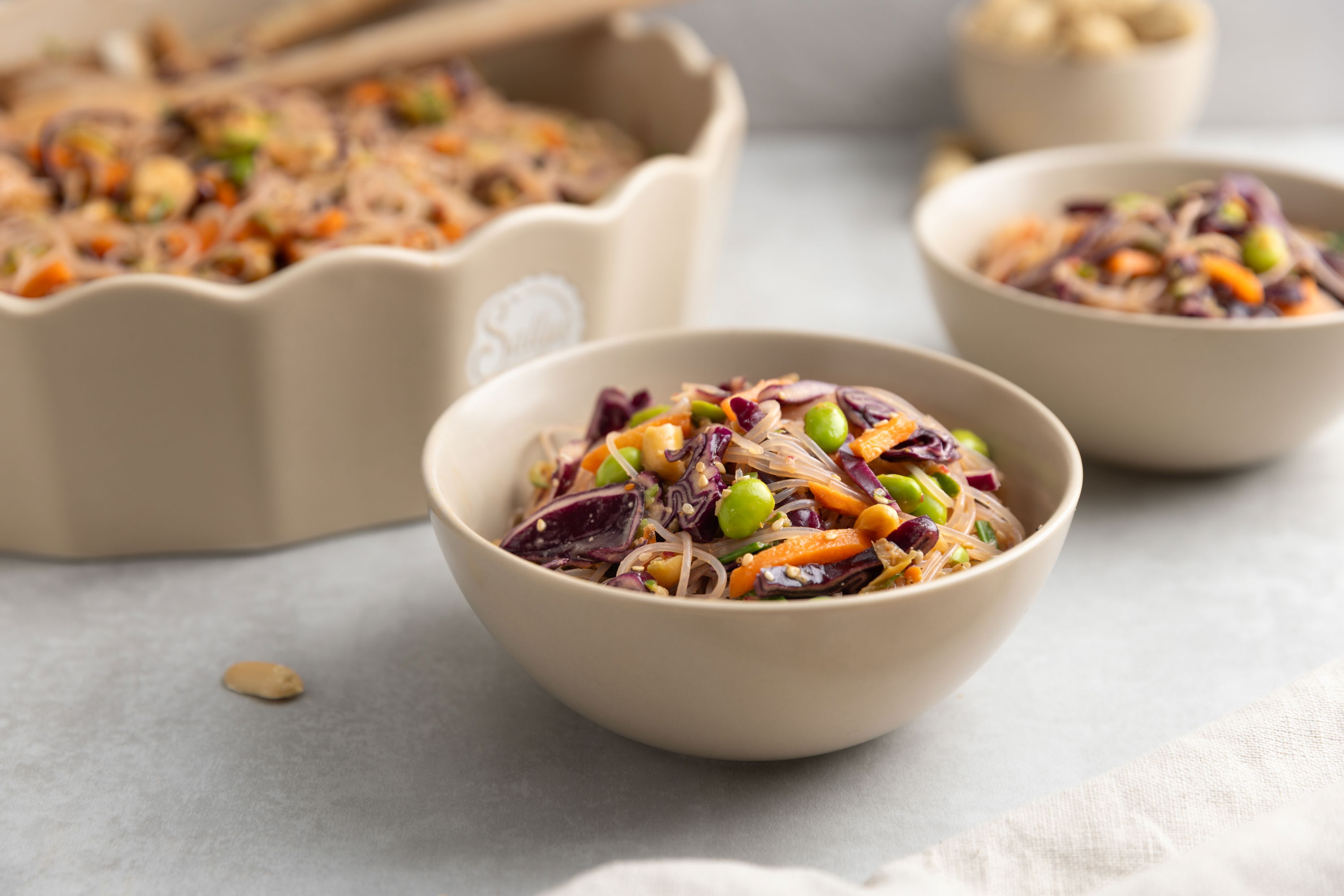 Glasnudel-Salat mit Erdnuss-Dressing