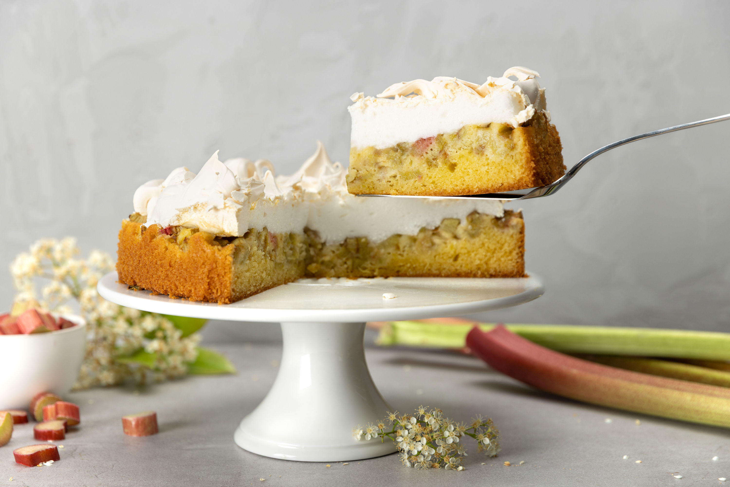 Rhabarberkuchen mit Baiserhaube / Rührteigboden