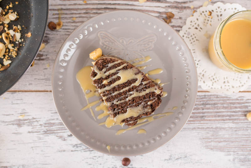 Schokoladenkuchen mit Karamellsoße und Nuss-Topping