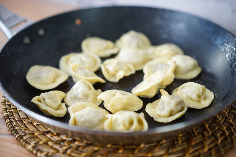Pelmeni – russische, gefüllte Teigtaschen / пельмени