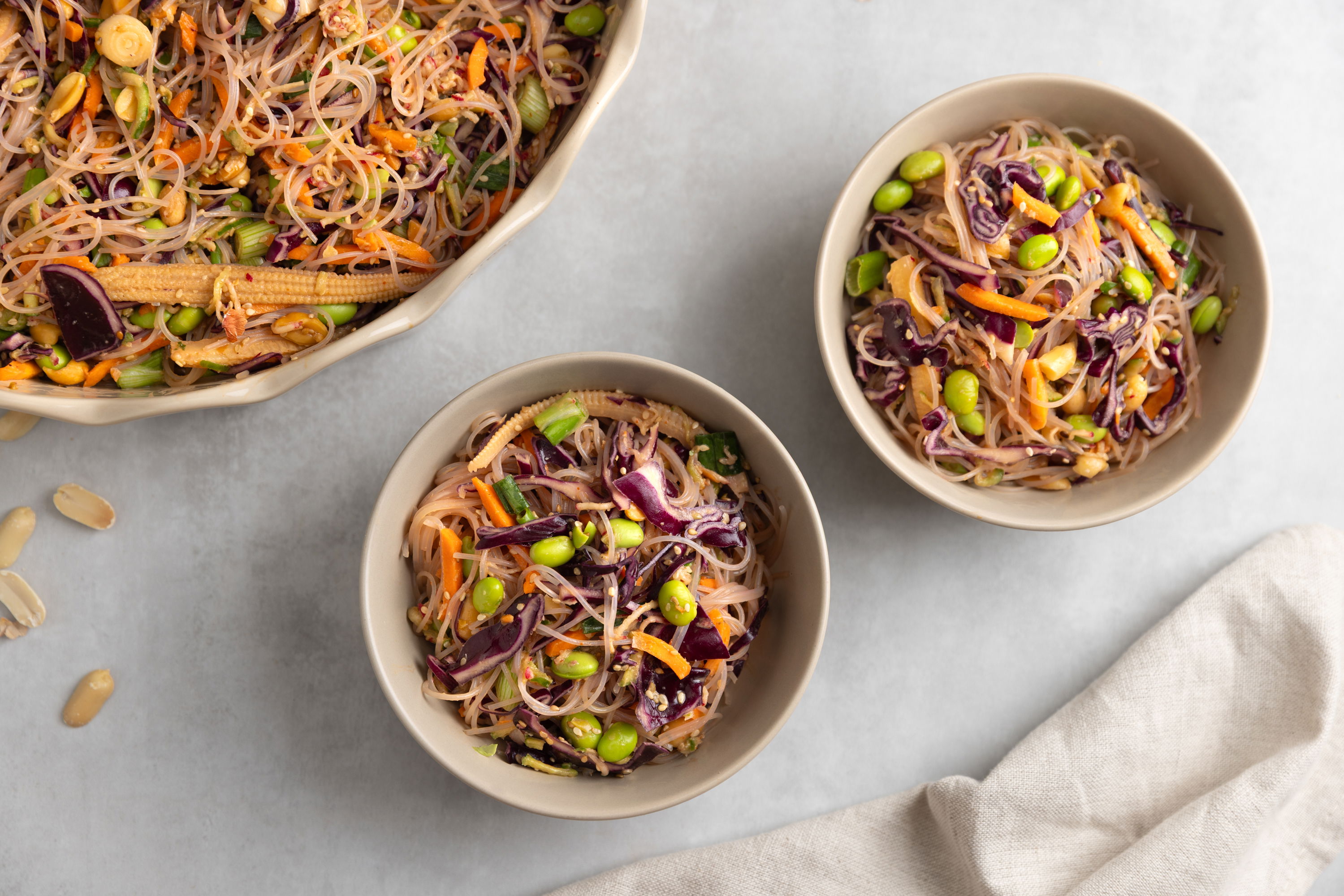 Glasnudel-Salat mit Erdnuss-Dressing