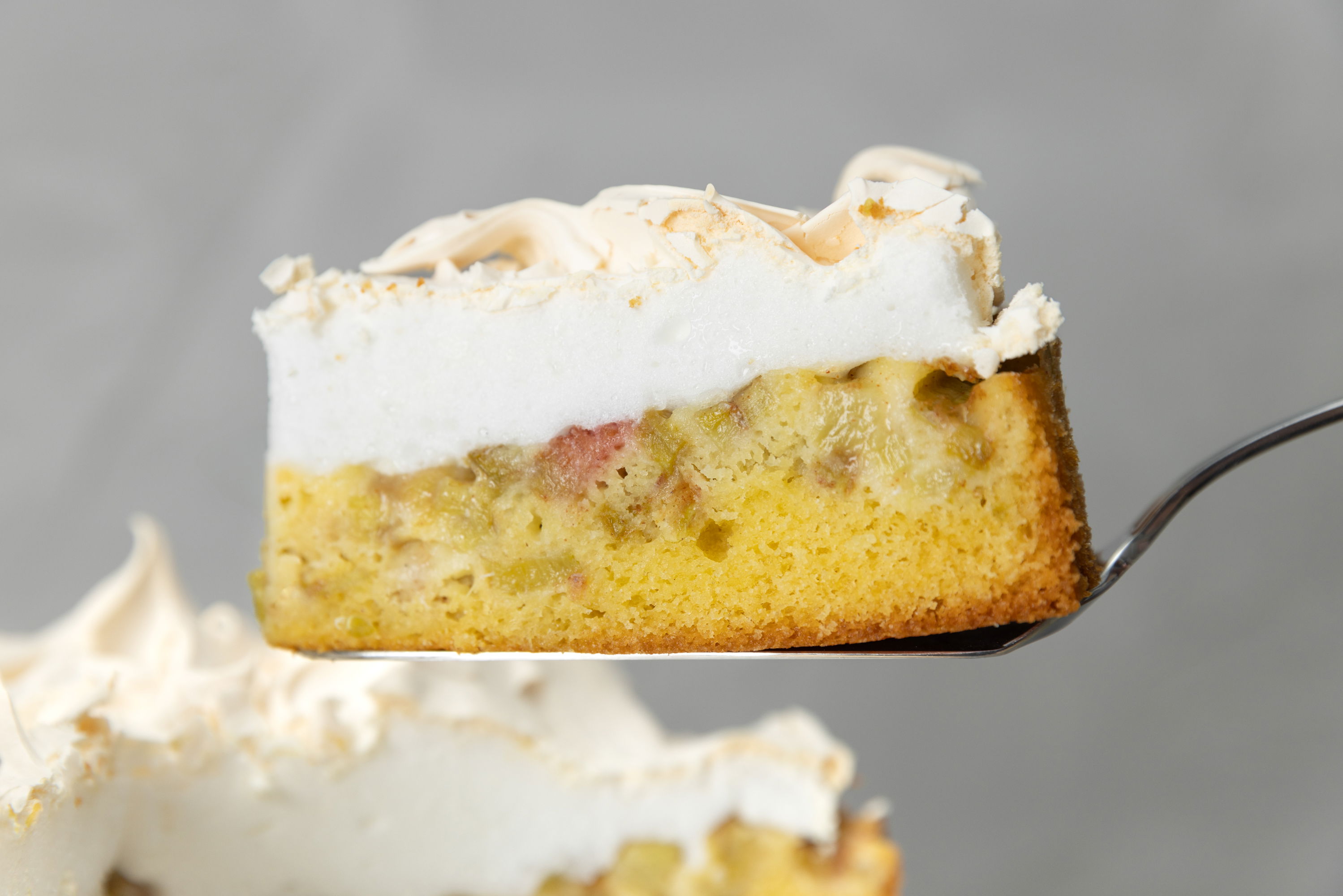 Rhabarberkuchen mit Baiserhaube / Rührteigboden