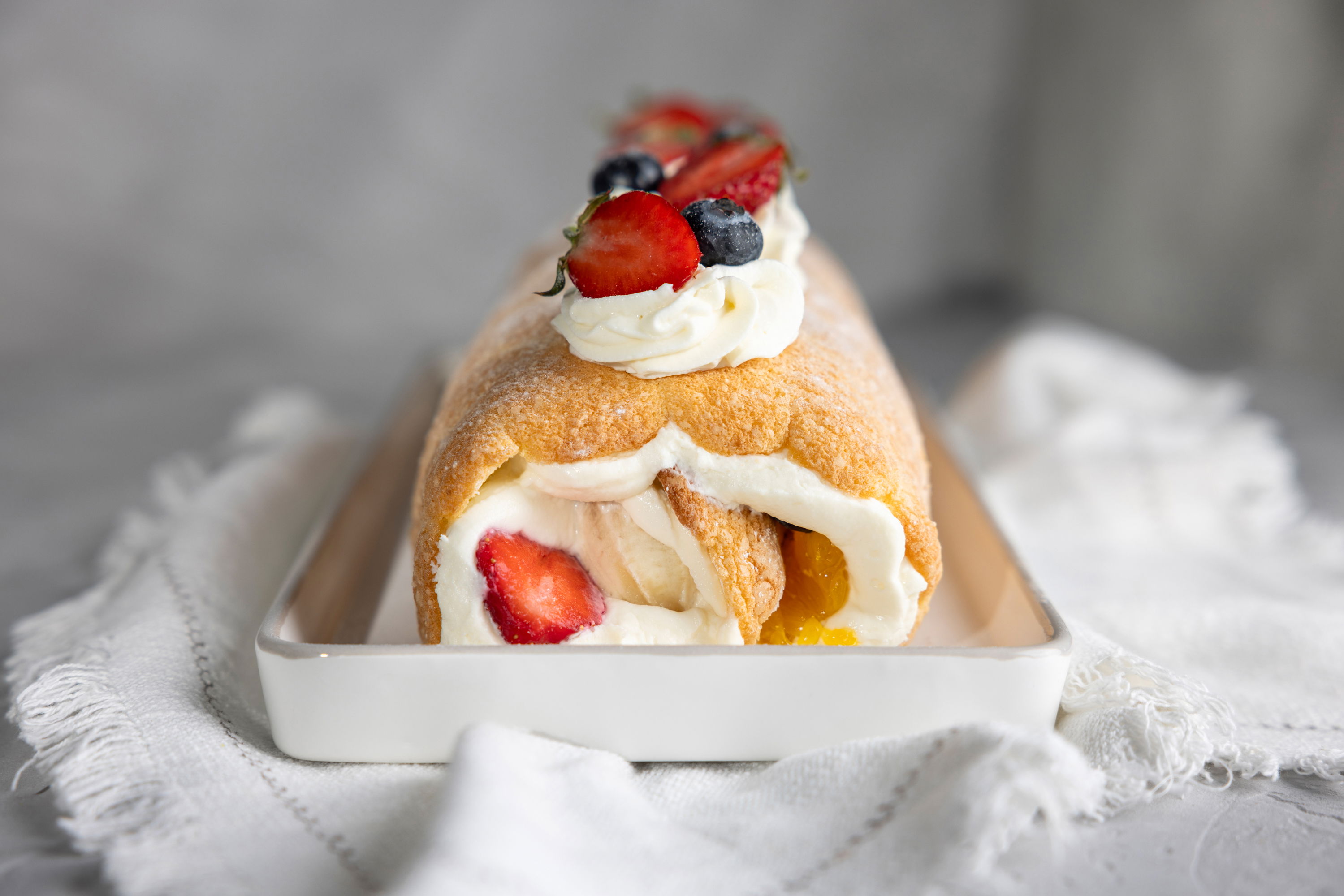 Frucht-Biskuitrolle mit Quarkcreme / Biskuit-Sommerrolle