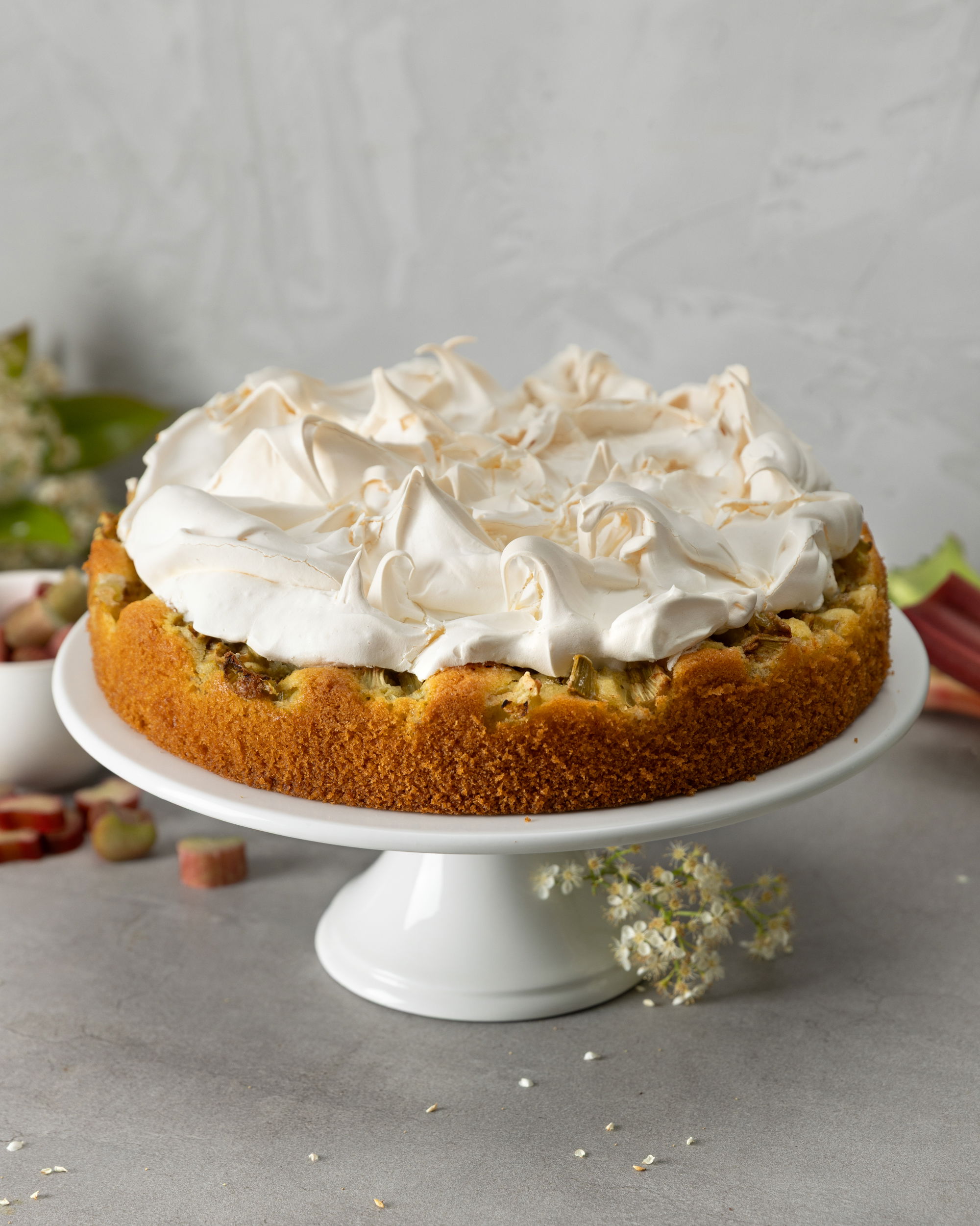 Rhabarberkuchen mit Baiserhaube / Rührteigboden