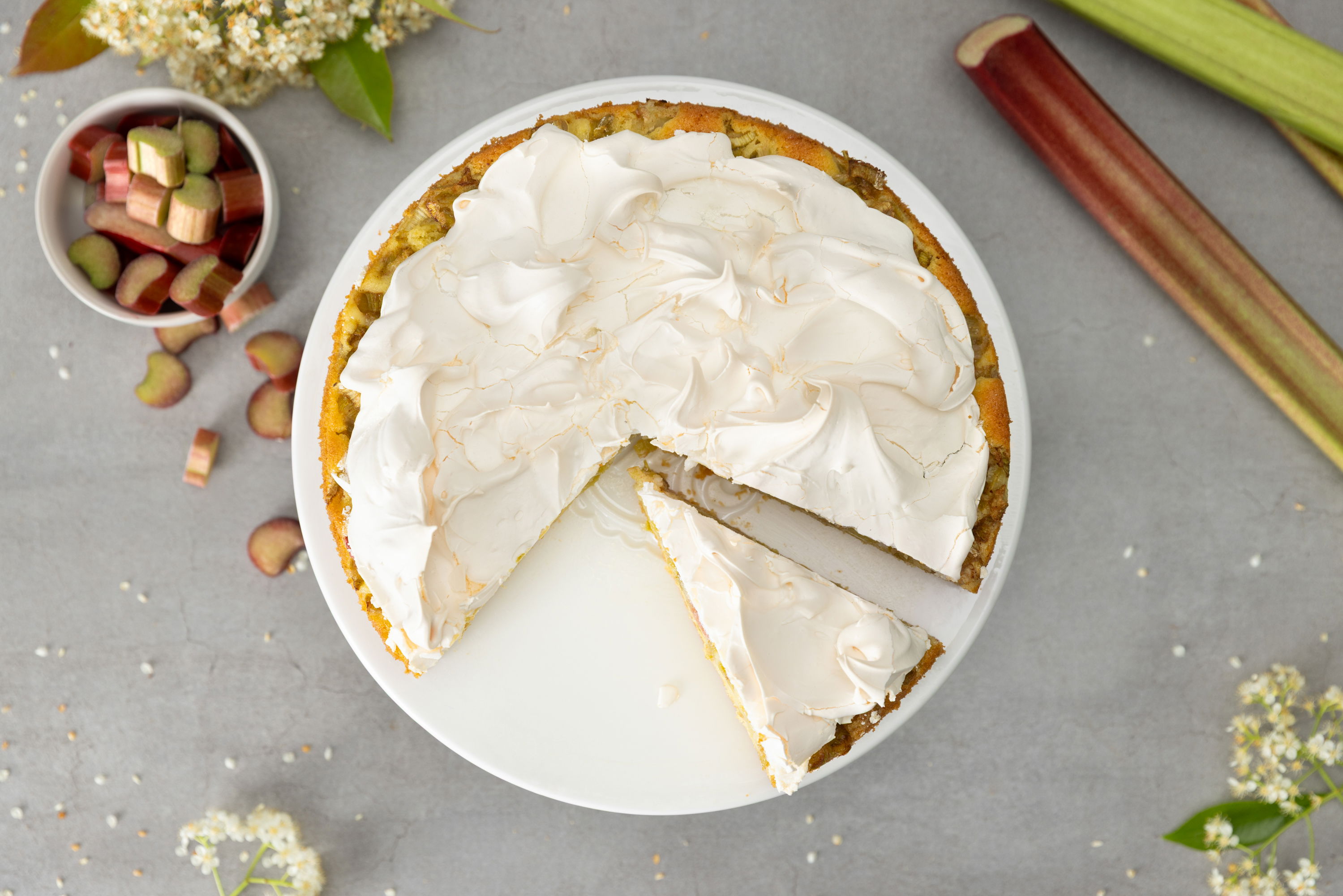Rhabarberkuchen mit Baiserhaube / Rührteigboden