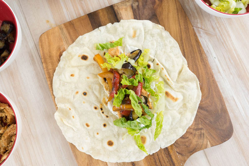 Mediterrane Wraps mit Hähnchen und gegrilltem Gemüse