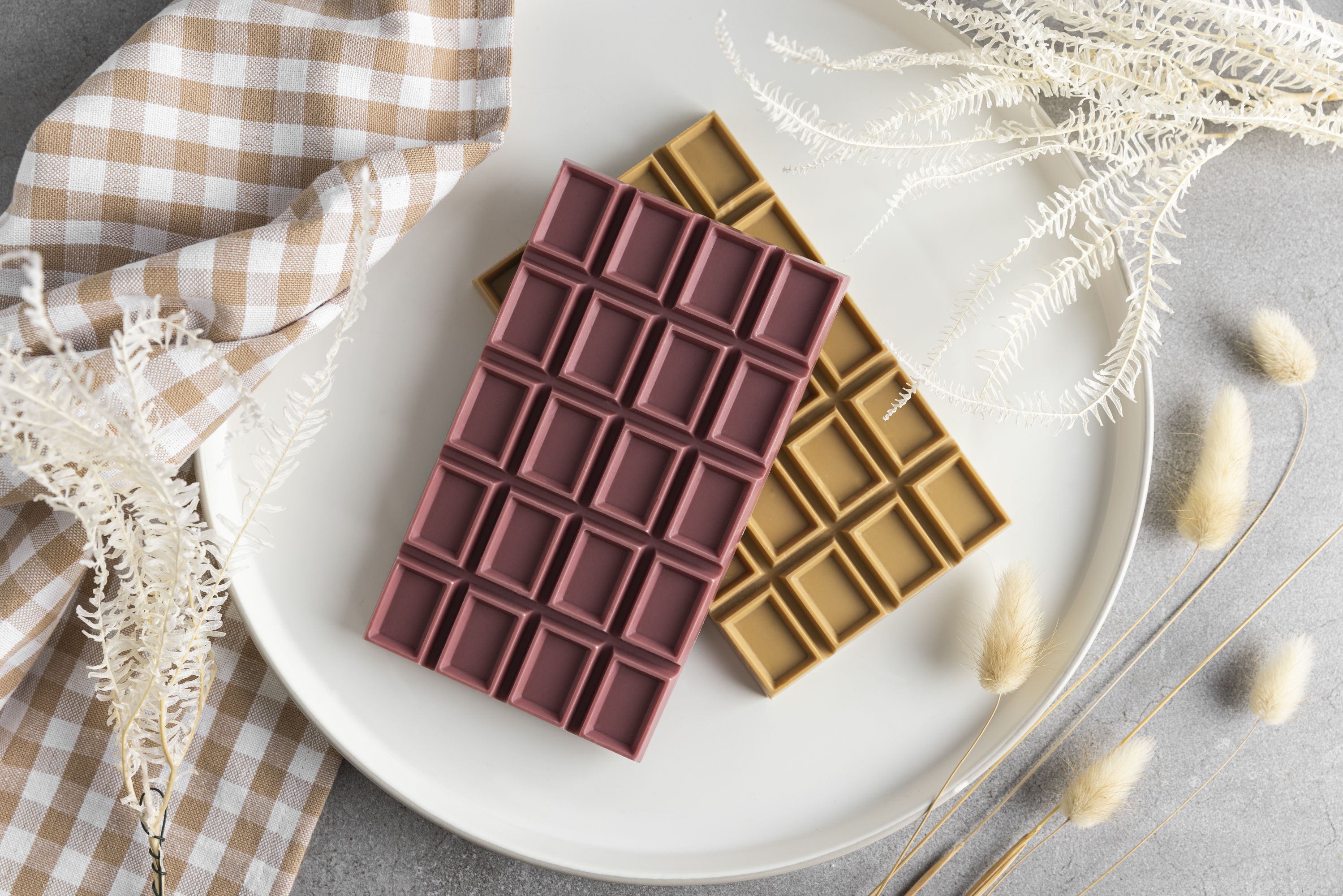 Zwei Waffel-Schokoladen liegen auf einem Teller