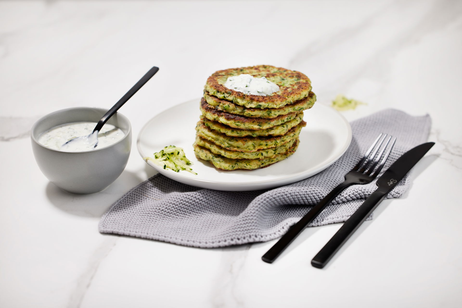 Einfache Zucchinipuffer / türkische Mücver / Zucchini Rezept