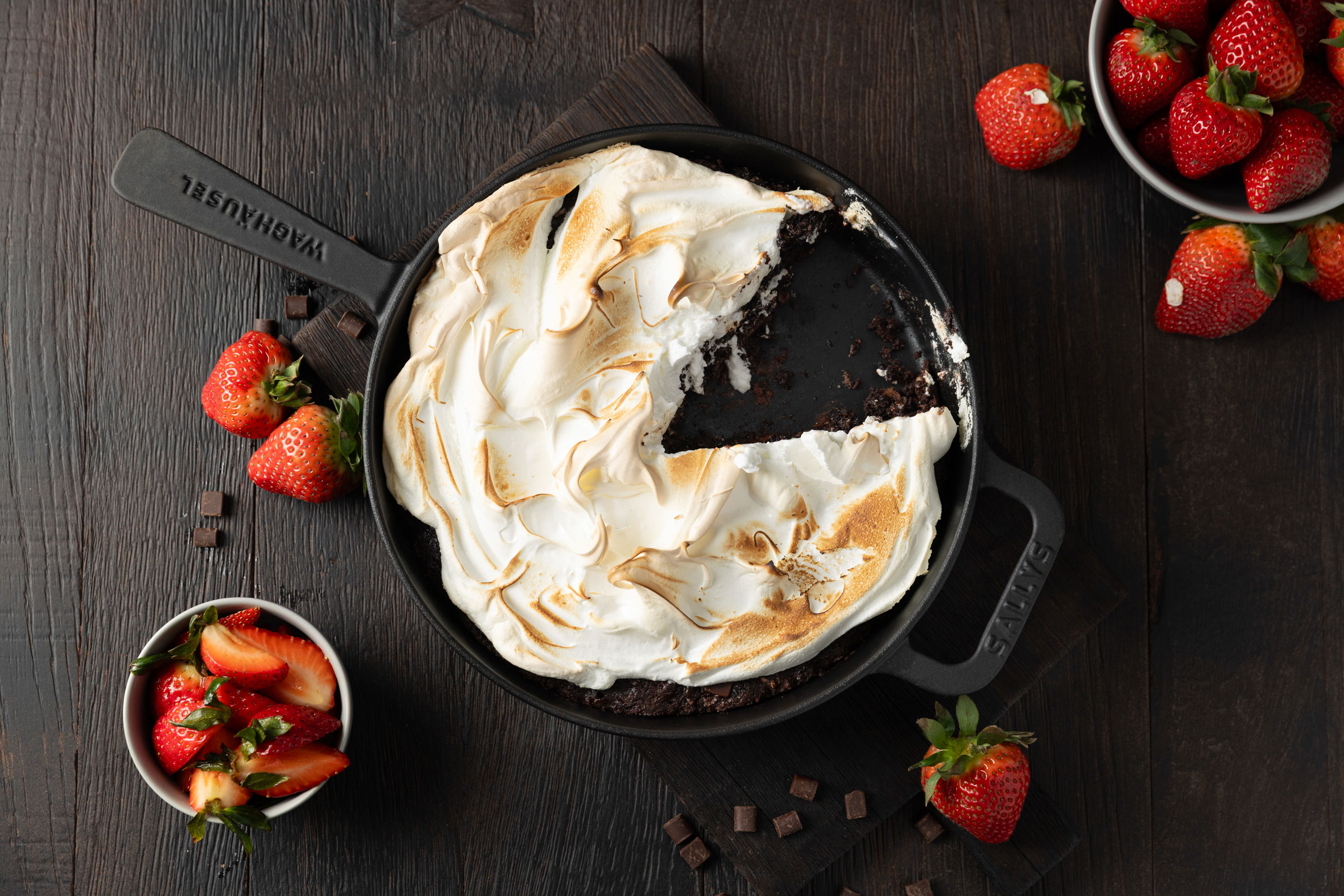 Schokoladenbrownie mit Baiserhaube