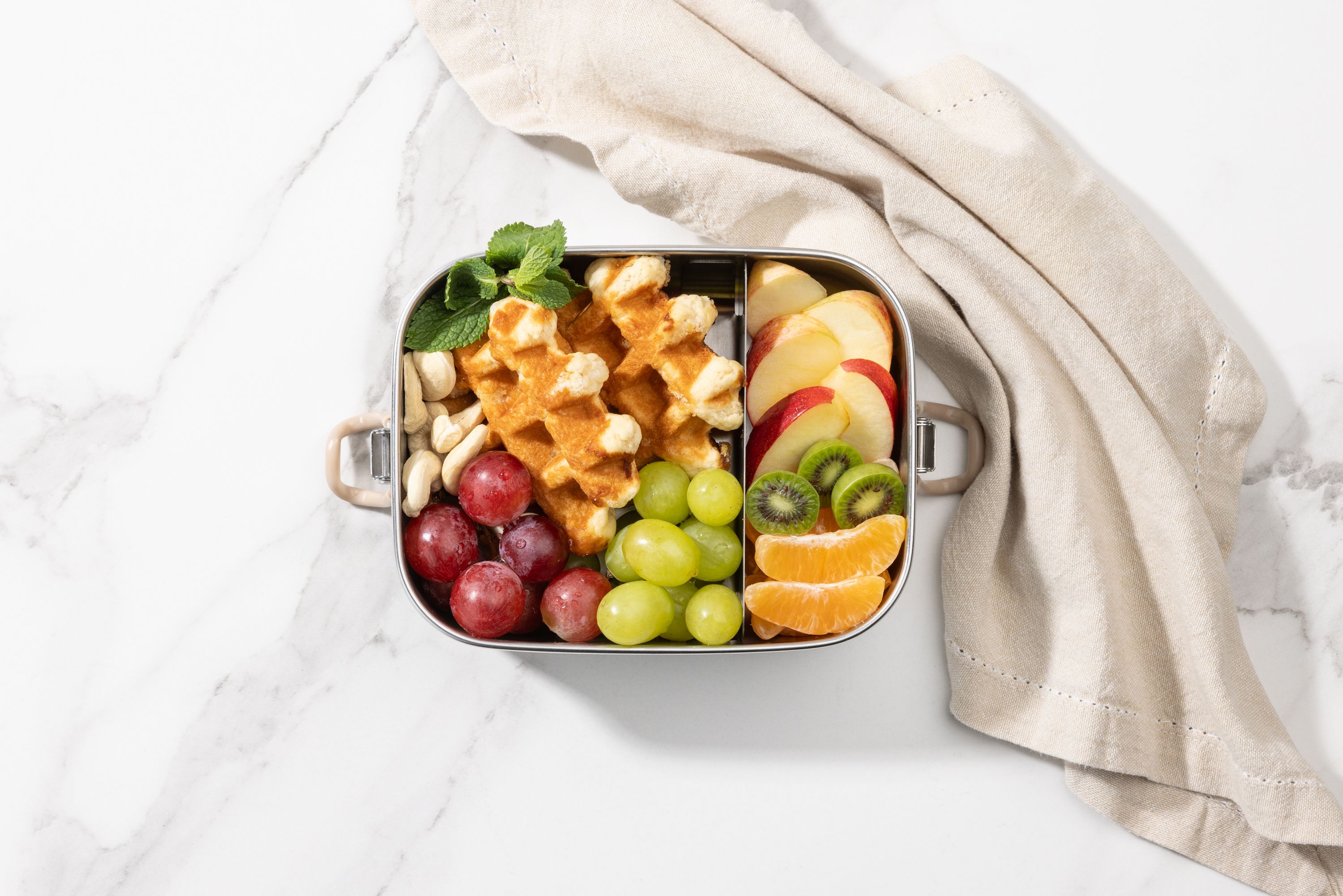 edelstahl lunchbox klein topshot gefüllt mit obst und waffeln